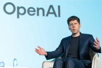 Sam Altman afirma que a IA está evoluindo mais rápido que a Lei de Moore e prevê a chegada da AGI, gerando preocupações sobre o futuro