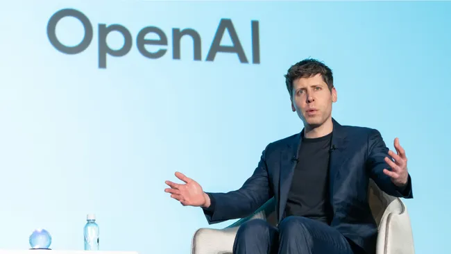 Sam Altman afirma que a IA está evoluindo mais rápido que a Lei de Moore e prevê a chegada da AGI, gerando preocupações sobre o futuro